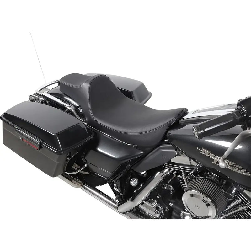 Drag Specialties Predator III -istuin pidennetyllä ulottuvuudella Harleylle 