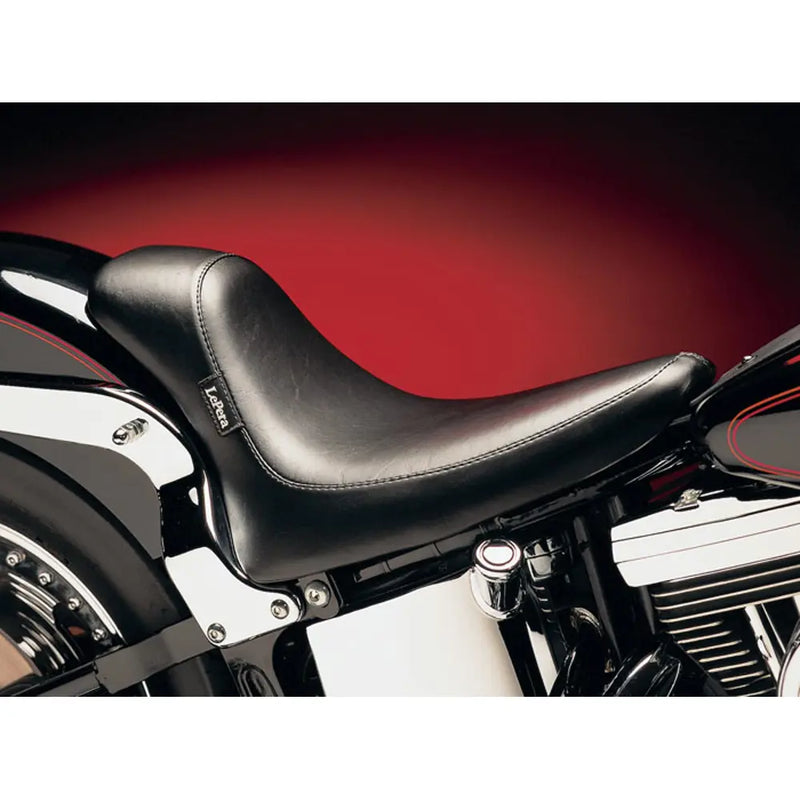Le Pera Silhouette Bullet Solo -istuin Harley-moottoripyörään