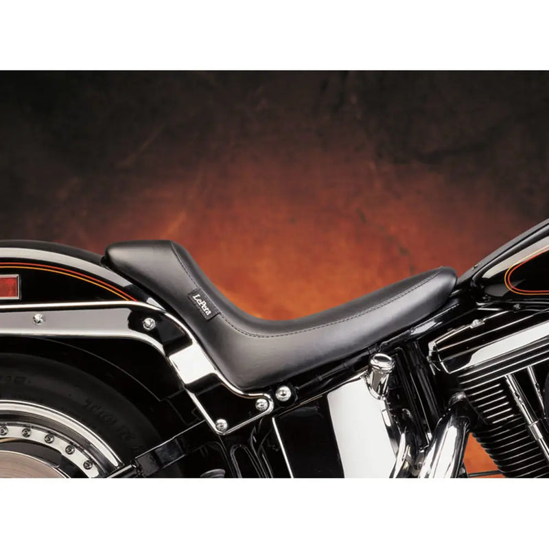 Le Pera Silhouette Bullet Solo -istuin Harley-moottoripyörään