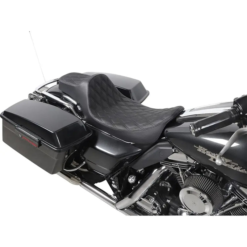 Drag Specialties Predator III -istuin pidennetyllä ulottuvuudella Harleylle 