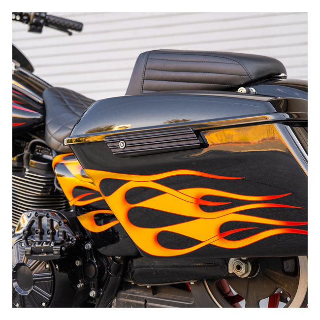 Arlen Ness 10 Gauge -satulalaukun salpakannet Harley-moottoripyörille