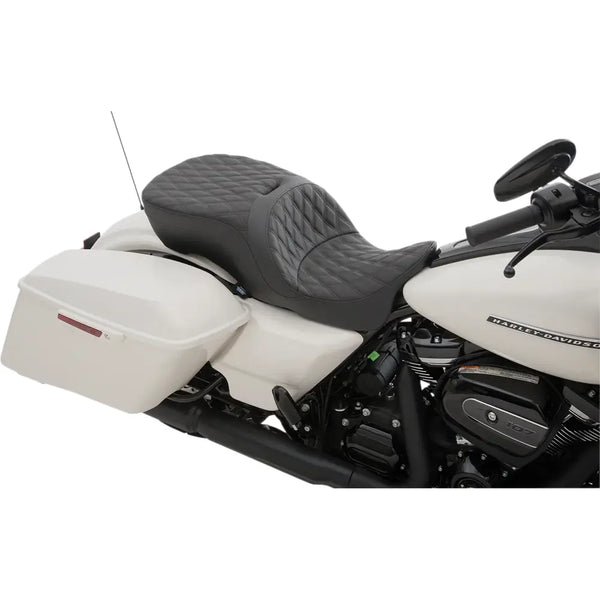 Drag Specialties Suuri Touring eteen siirretty istuin Harley-moottoripyörään