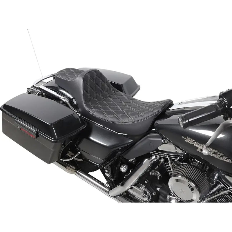 Drag Specialties Predator III -istuin pidennetyllä ulottuvuudella Harleylle 