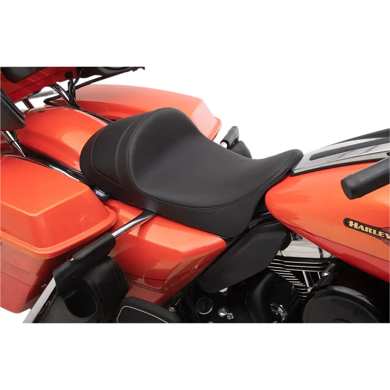 Drag Specialties EZ-ON matalaprofiilinen eteenpäin sijoitettu yksipaikkainen istuin Harley-moottoripyörään