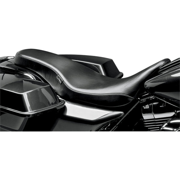 Le Pera Cobra 2-Up-istuin Harley-moottoripyörään