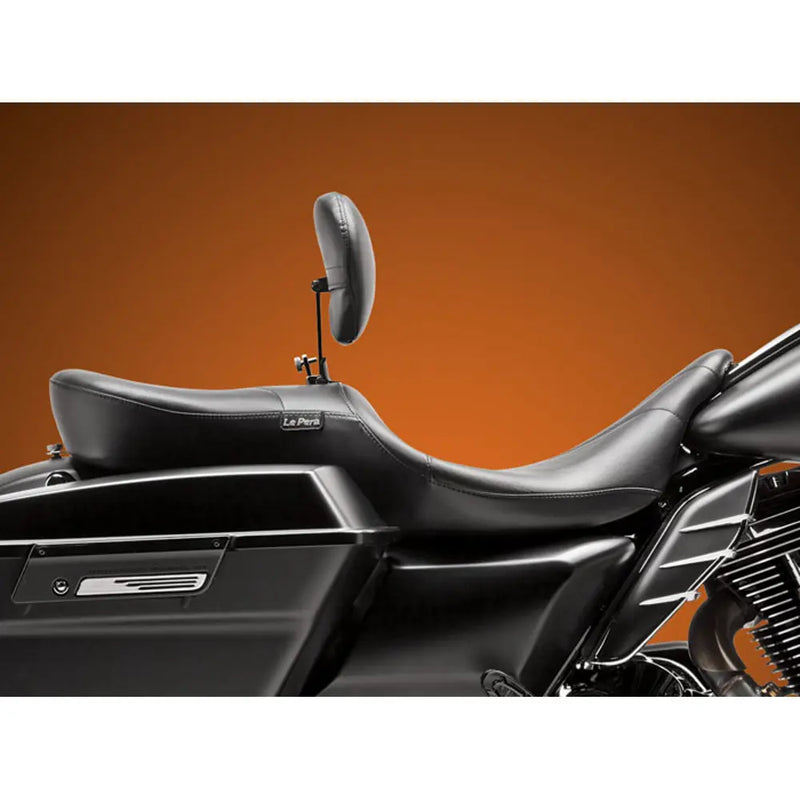 Le Pera RT66-istuin selkänojalla Harley-moottoripyörään