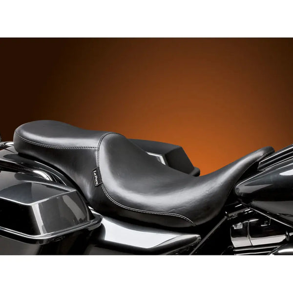 Le Pera Silhouette 2-Up -istuin Harley-moottoripyörään