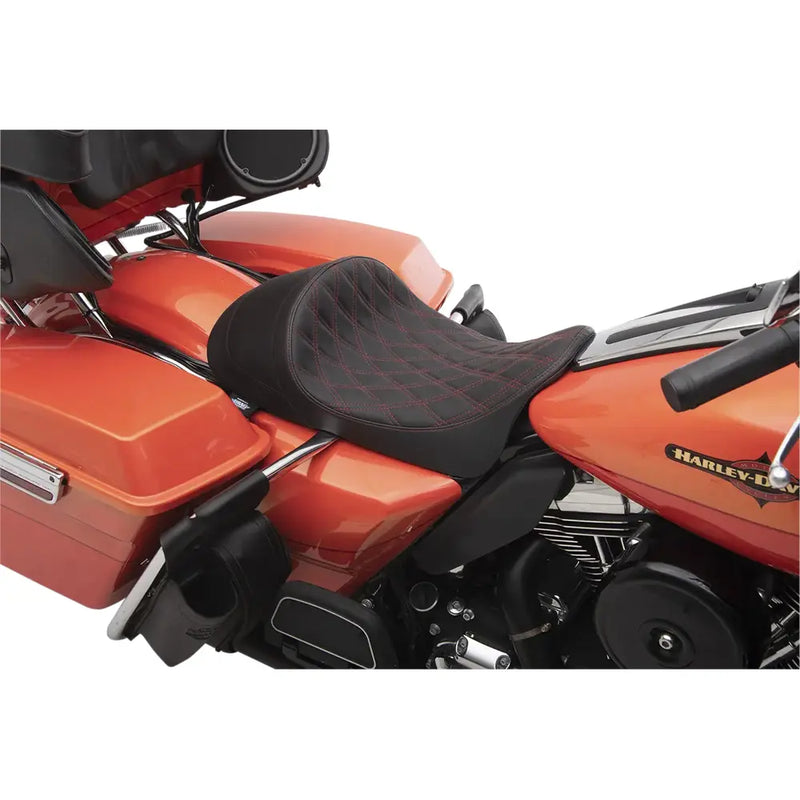 Drag Specialties EZ-ON matalaprofiilinen eteenpäin sijoitettu yksipaikkainen istuin Harley-moottoripyörään