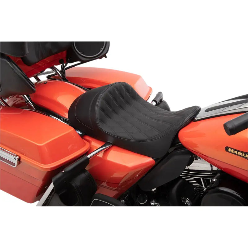 Drag Specialties EZ-ON matalaprofiilinen eteenpäin sijoitettu yksipaikkainen istuin Harley-moottoripyörään