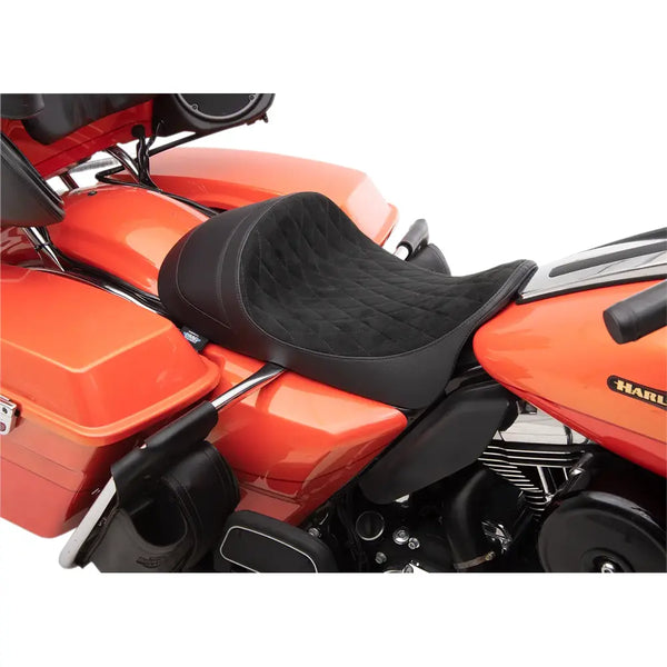 Drag Specialties EZ-ON matalaprofiilinen eteenpäin sijoitettu yksipaikkainen istuin Harley-moottoripyörään
