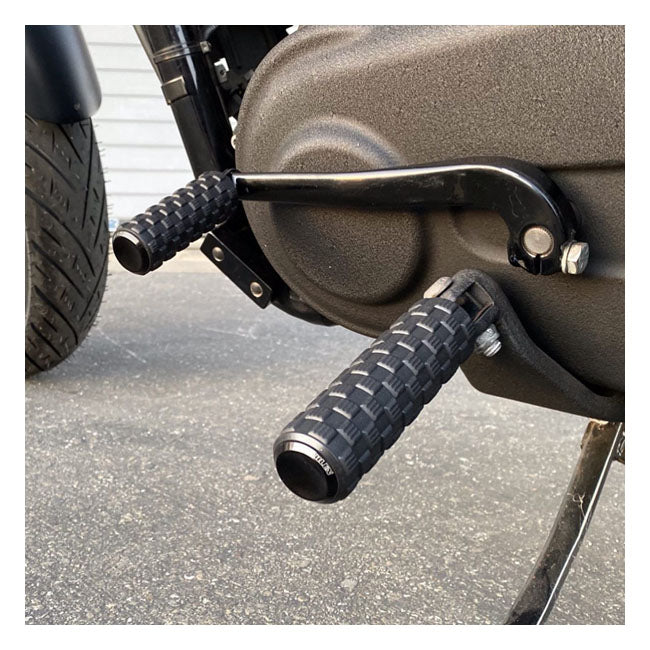Arlen Ness Air Trax Footpegs for Harley All traditional H - D male mount. (excl. rider/passenger on: 18 - 21 Softails; 20 - 21 Livewire. excl. rider location on: 15 - 20 XG; 10 - 21 XL1200X/XS; 11 - 20 XL1200C; 12 - 16 XL1200V) Chrome - Customhoj