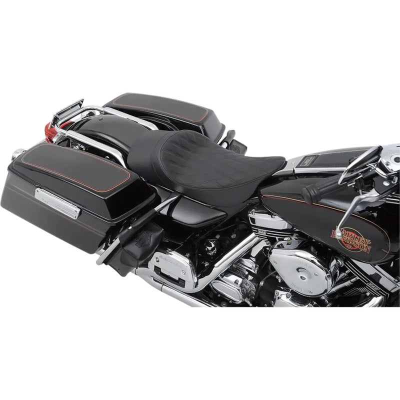 Drag Specialties EZ-ON matalaprofiilinen eteenpäin sijoitettu yksipaikkainen istuin Harley-moottoripyörään
