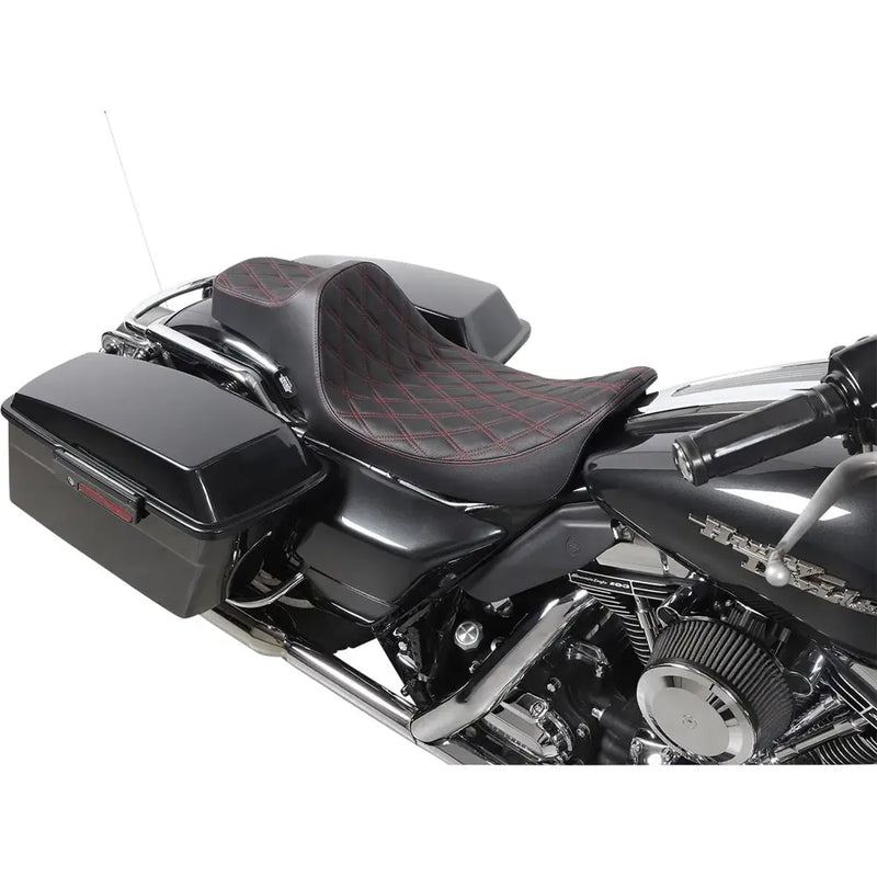 Drag Specialties Predator III -istuin pidennetyllä ulottuvuudella Harleylle 