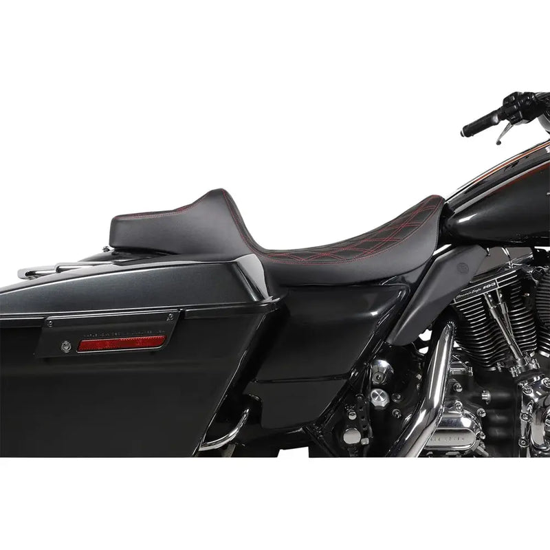 Drag Specialties Predator III -istuin pidennetyllä ulottuvuudella Harleylle 